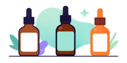 Tres frascos con gotero de distintos tamaños y colores aparecen sobre un fondo claro con detalles botánicos y formas orgánicas, en una composición minimalista que sugiere aromas, sensaciones y el universo de las mejores agencias de marketing olfativo.